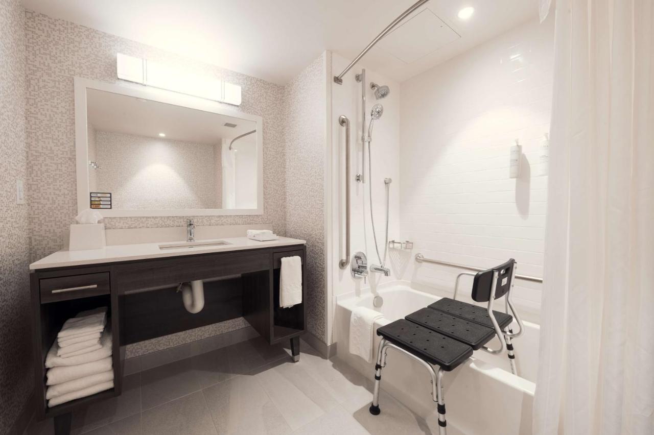 King Studio Suite Tub Mobility or Hearing Accessible